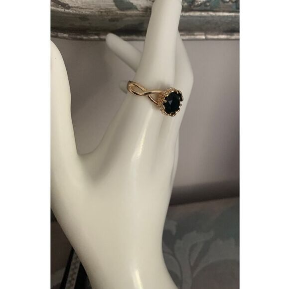 Emerald Green Faceted Rhinestone Ring, Gold tone, Unmarked - Picture 2 of 4